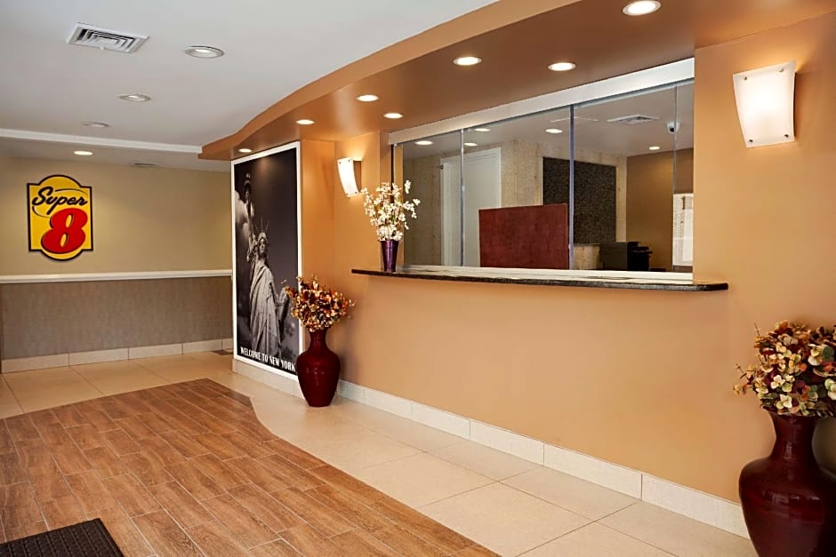 Super 8 by Wyndham Bronx