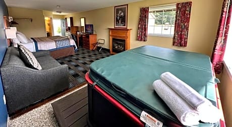 1 King Bed with Sofa Bed, Fireplace, and Hot-Tub