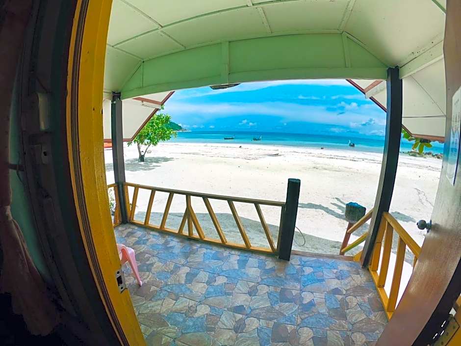 DAYA Beach, Lipe local