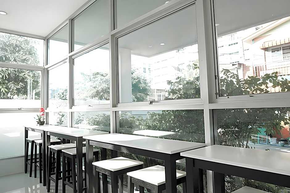 RQ Bangkok Sukhumvit 50 by Collection O