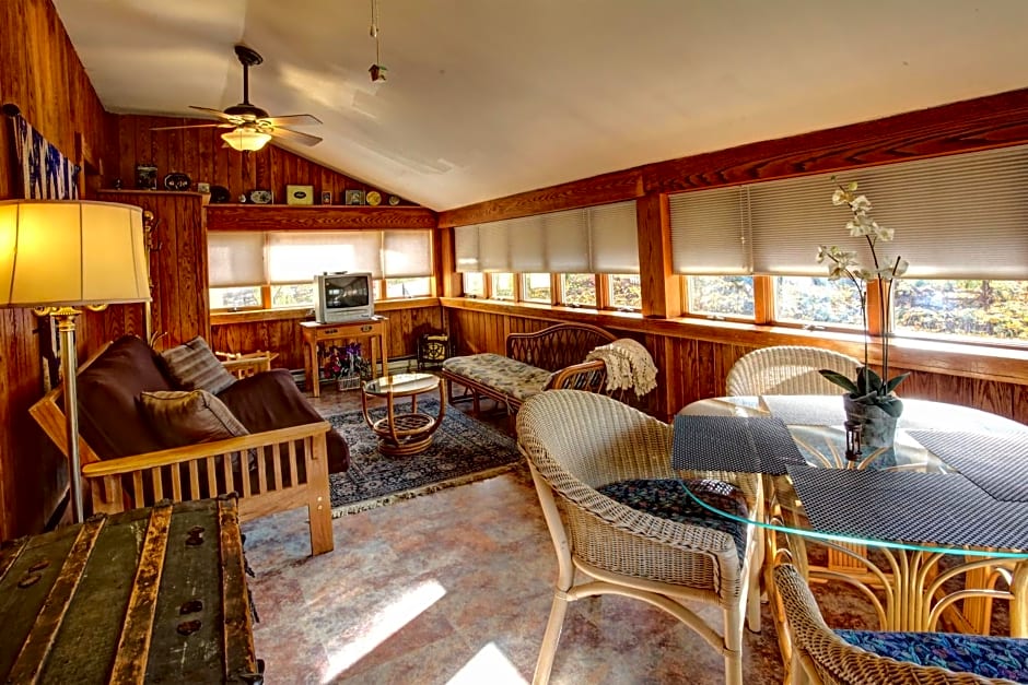The Queen, A Victorian Bed & Breakfast