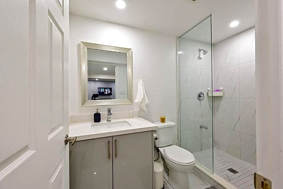 Stylish 2BR: w/free parking & streaming!