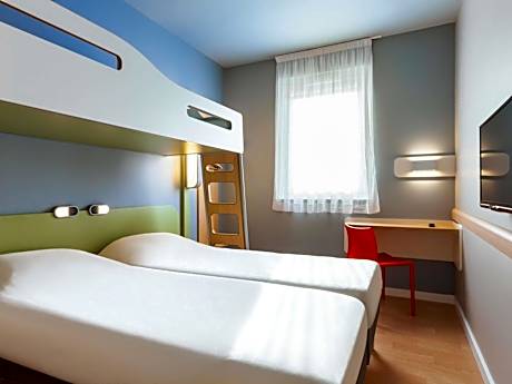 Triple Room with Twin Beds and Bunk Bed
