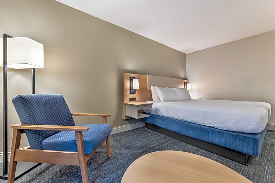 Days Inn & Suites by Wyndham Thunder Bay