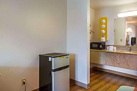 4 Queen Beds | Non-Smoking