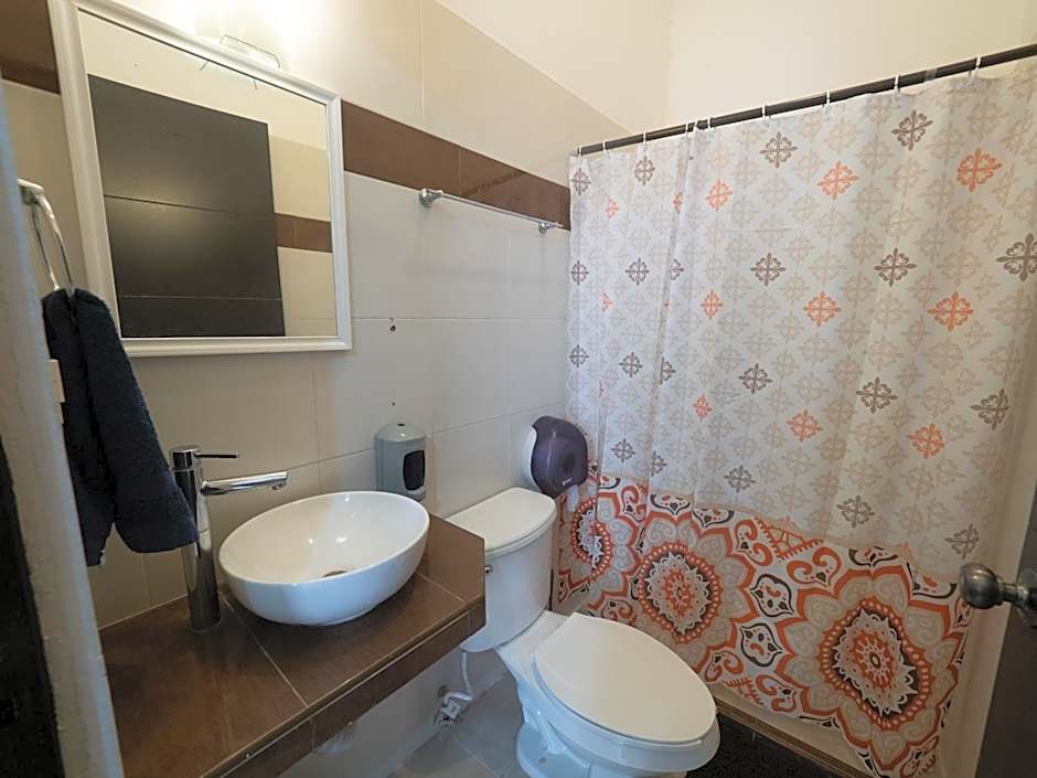 Nido Colibrí - Private Rooms and hostel Dorms in Remate de Paseo Montejo