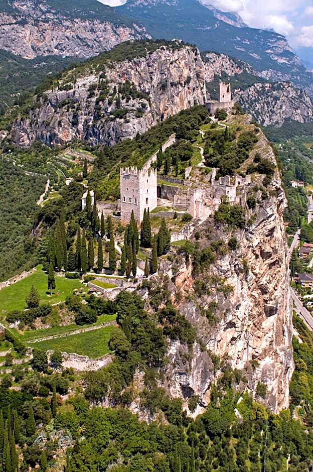 HOODY ACTIVE & HAPPINESS HOTEL