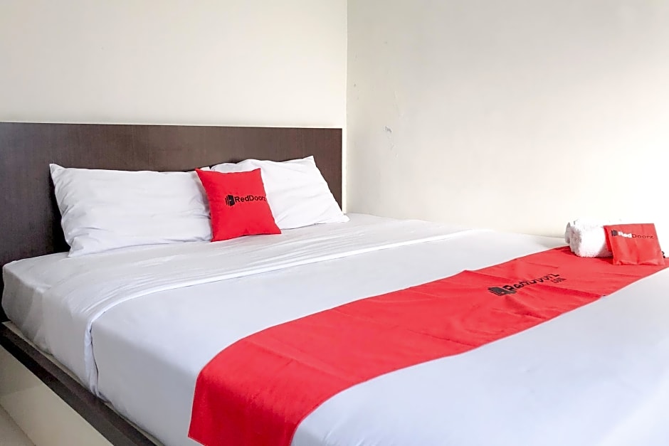 RedDoorz near Pantai Pede