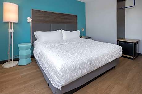 1 King Bed W/Walk In Shower