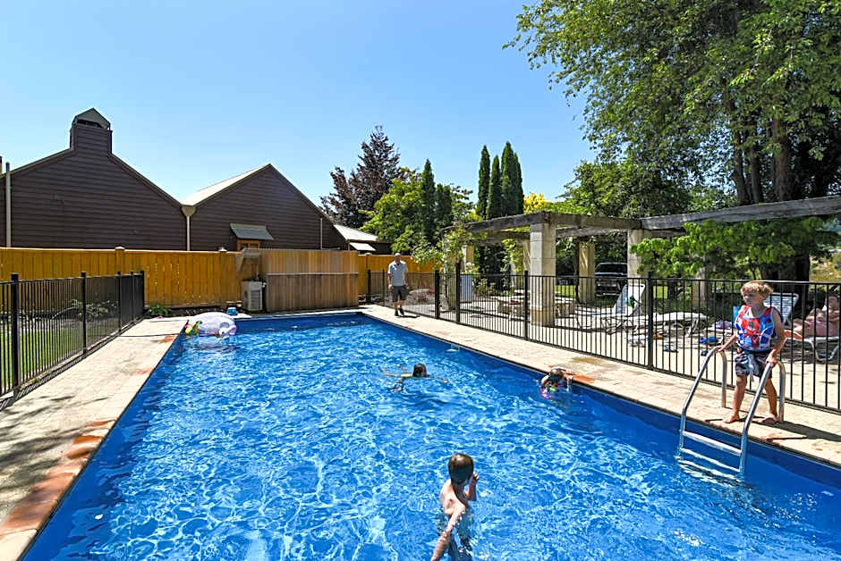 Manata Homestead & Lodge