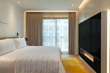 Deluxe One-Bedroom Apartment with Balcony