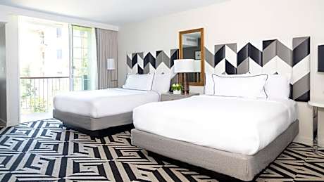 Premier 2 Queens Suite with Balcony