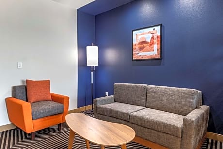 Suite-2 Queen Beds Non-Smoking Sofabed For One Person Lounge Chair Microwave And Mini-Refrigerator F