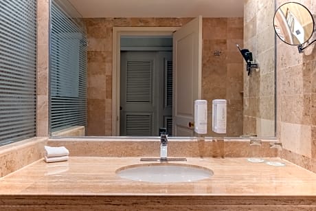 Double Near Pool Superior (1 Adult)