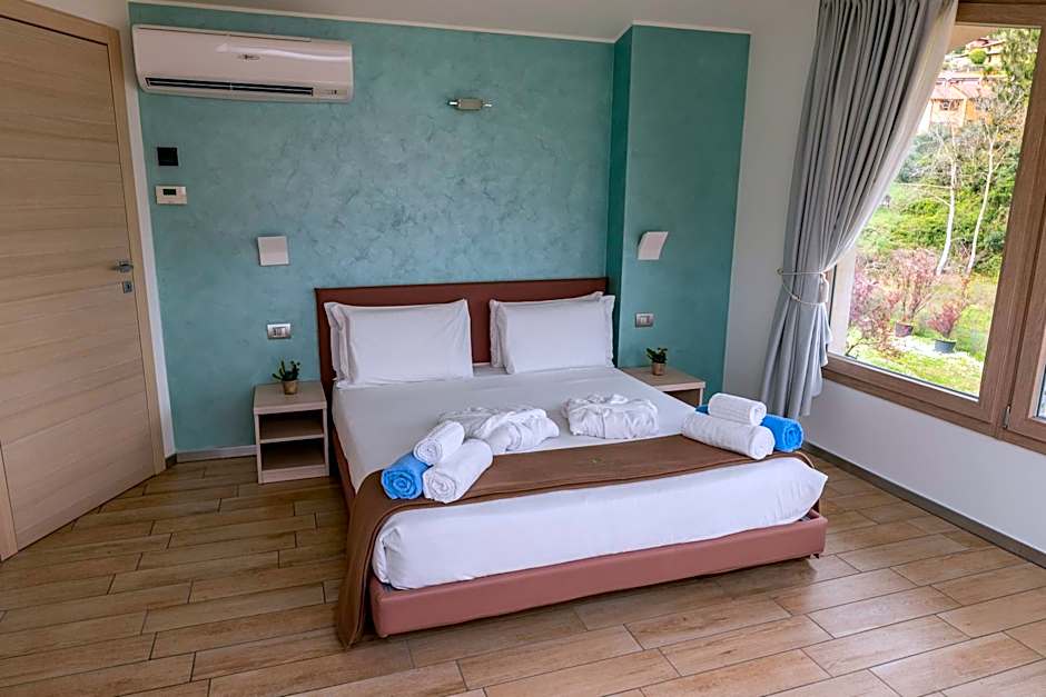 Bellagio Village- 4 Apartments by the lake - Seasonal Warm Pool and Sauna