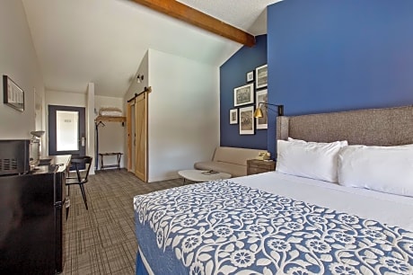 Deluxe Queen Room with Balcony