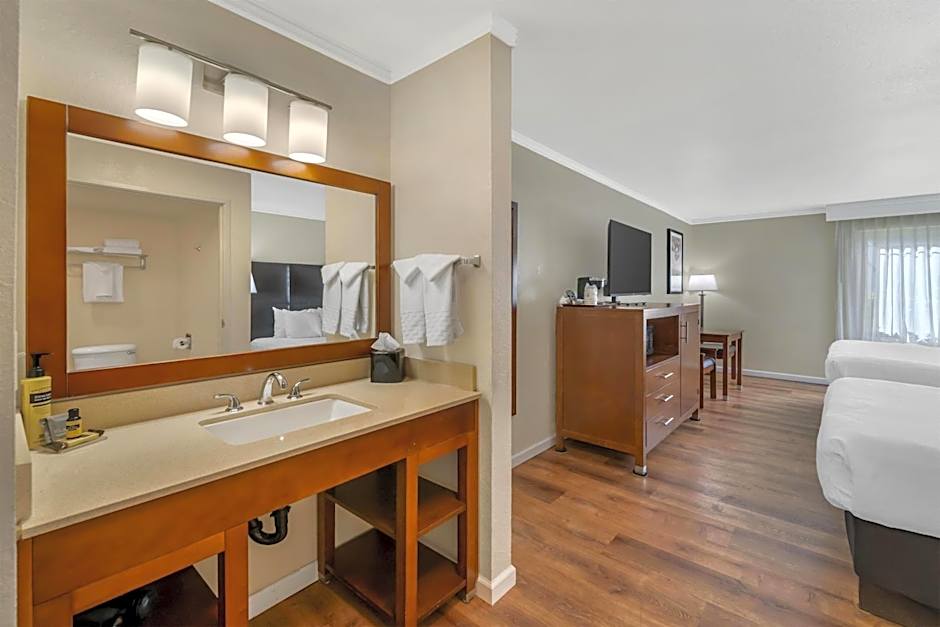 Best Western Plus Northwoods Inn
