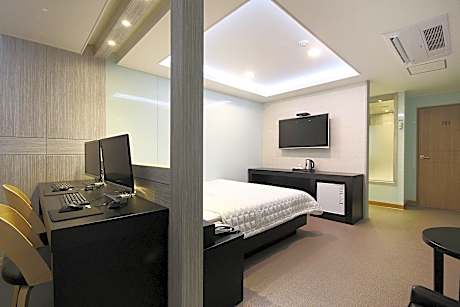 Deluxe Double Room - No Parking Included