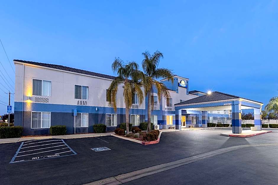 Days Inn by Wyndham Lathrop