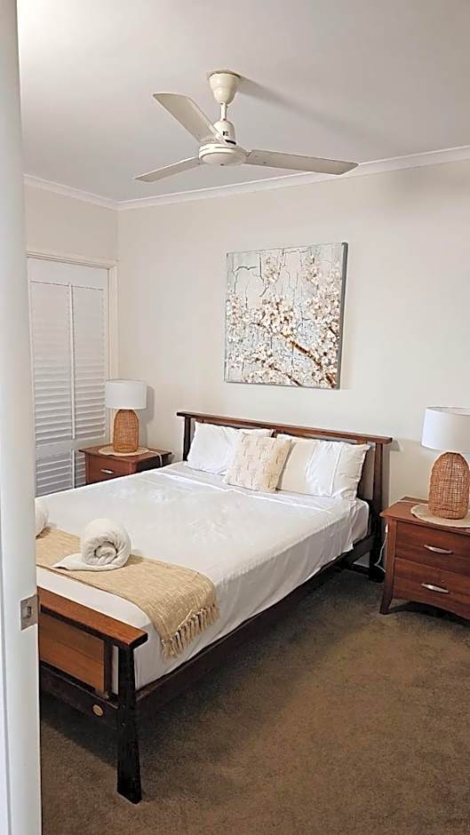 Airlie Seaview Apartments