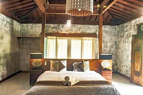 Villa with Garden View