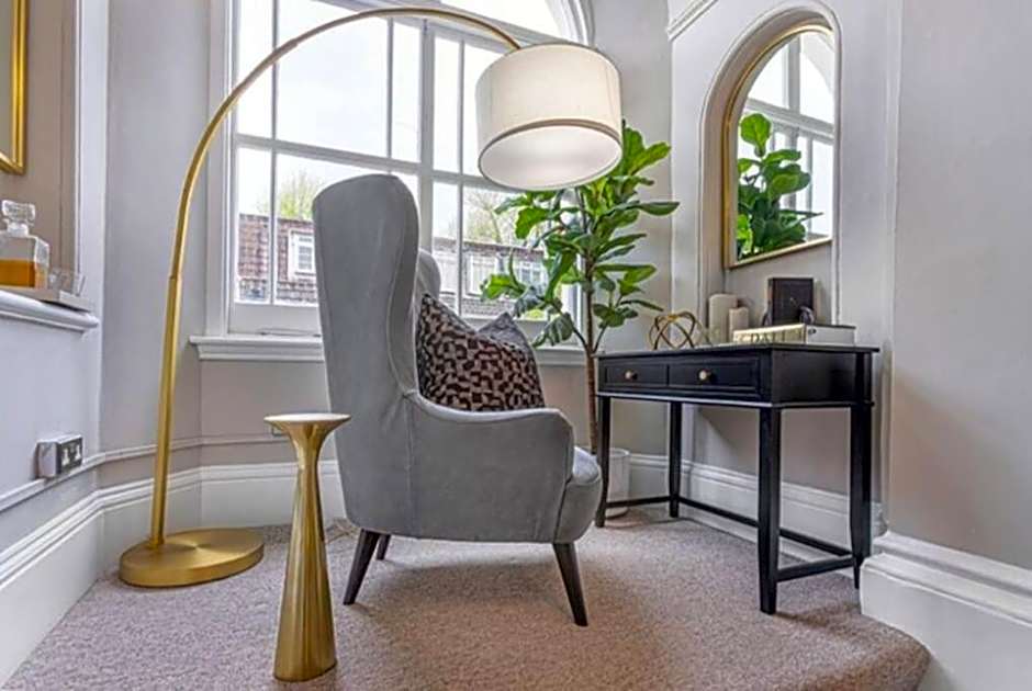 Stunning Hyde Park Home, Ground Floor Maisonette, Duplex, near Tube Metro Stations