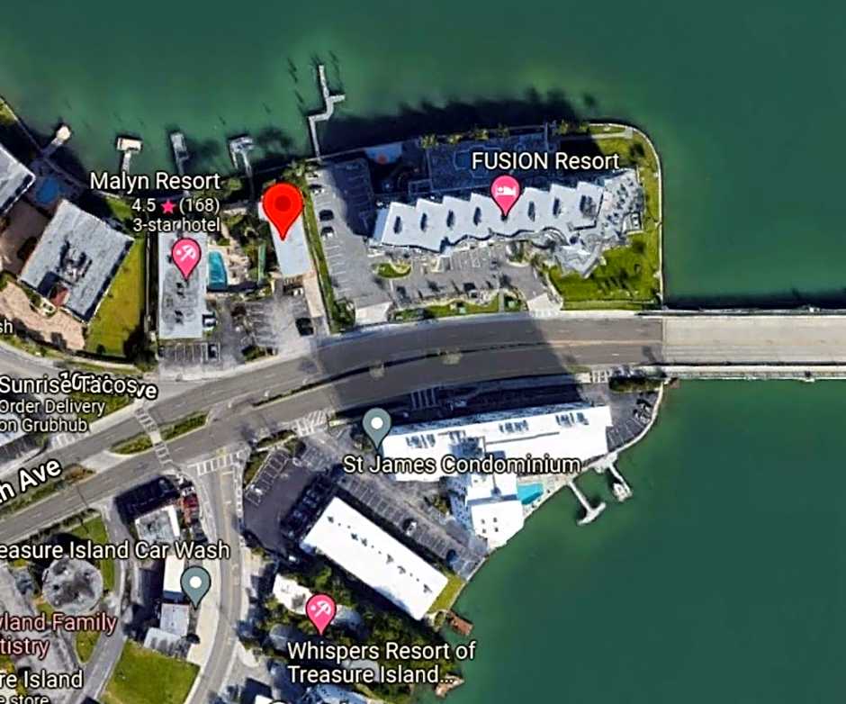 Searenity, Waterside studio in the heart of Treasure Island, walk to beach