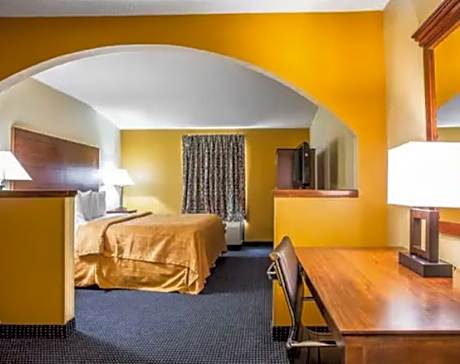 1 King Bed Suite Nonsmoking