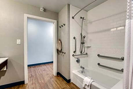 2 Queens Mobility/Hearing Access Tub Nosmok