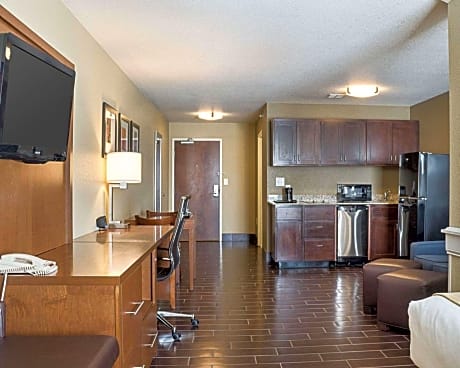 King Suite with Kitchen - Wheelchair Accessible/Non-Smoking