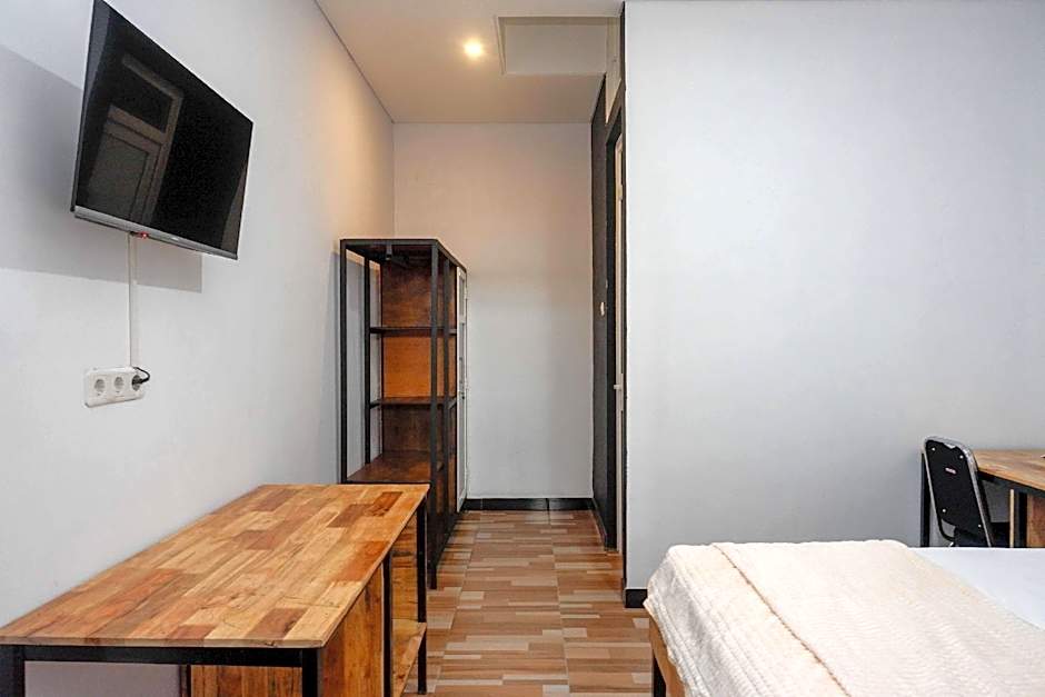 RedDoorz Plus near Patung Kuda Undip