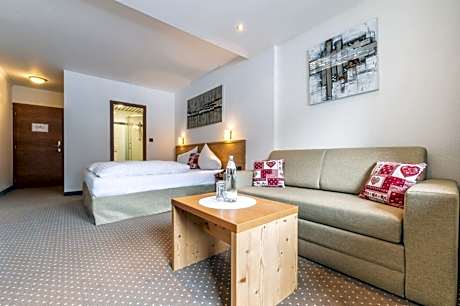 Double Room with Balcony and Mountain View