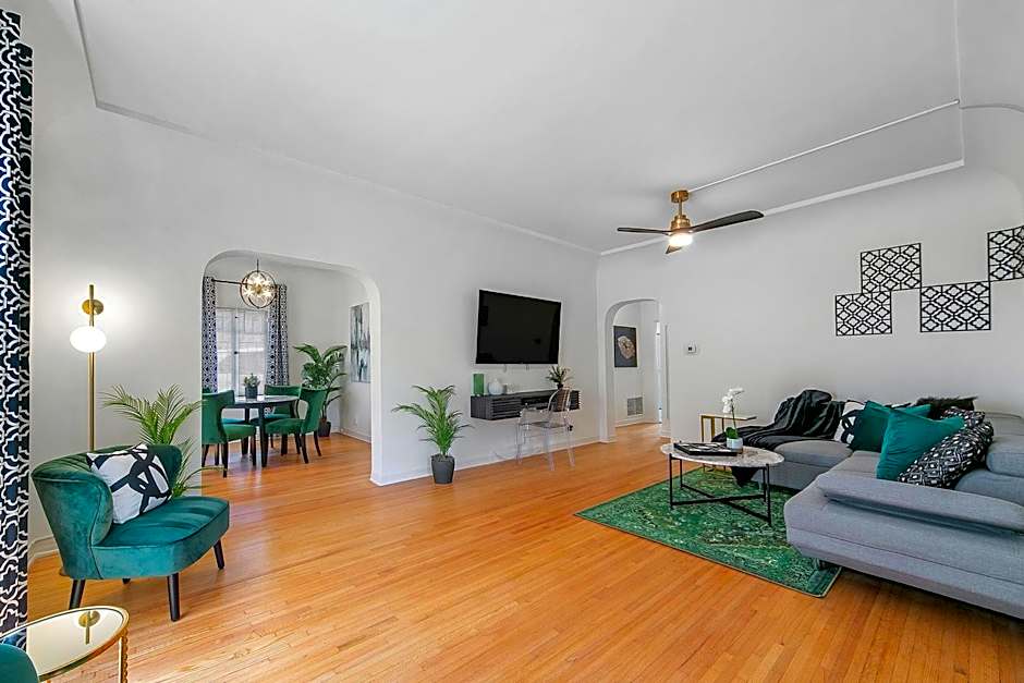 Cozy Retreat near Beverly Hills Parking, Laundry, Parking