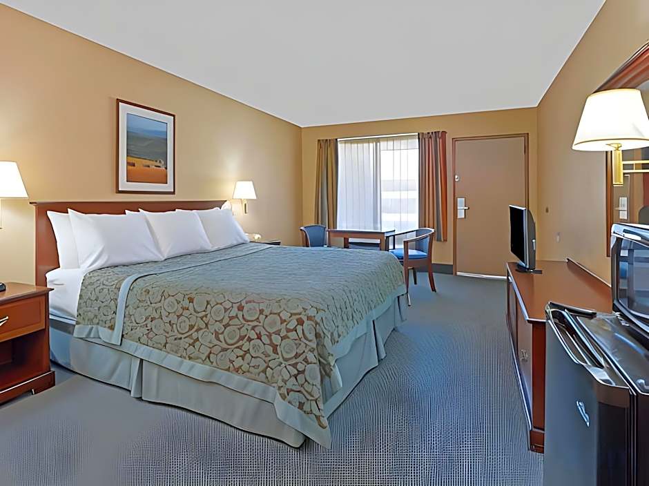 Days Inn by Wyndham Fontana / Rialto