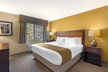 One-Bedroom King Suite with Balcony, Golf Course View and Living Room - Non-Smoking