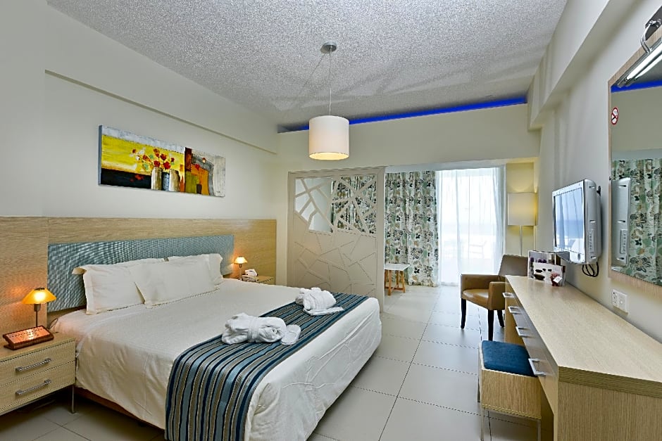 Zdjęcie 1 z 2 — 1 Double Bed or 2 Beds Suite