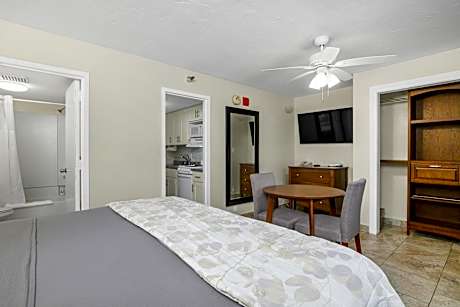Queen Bed Room with Kitchenette