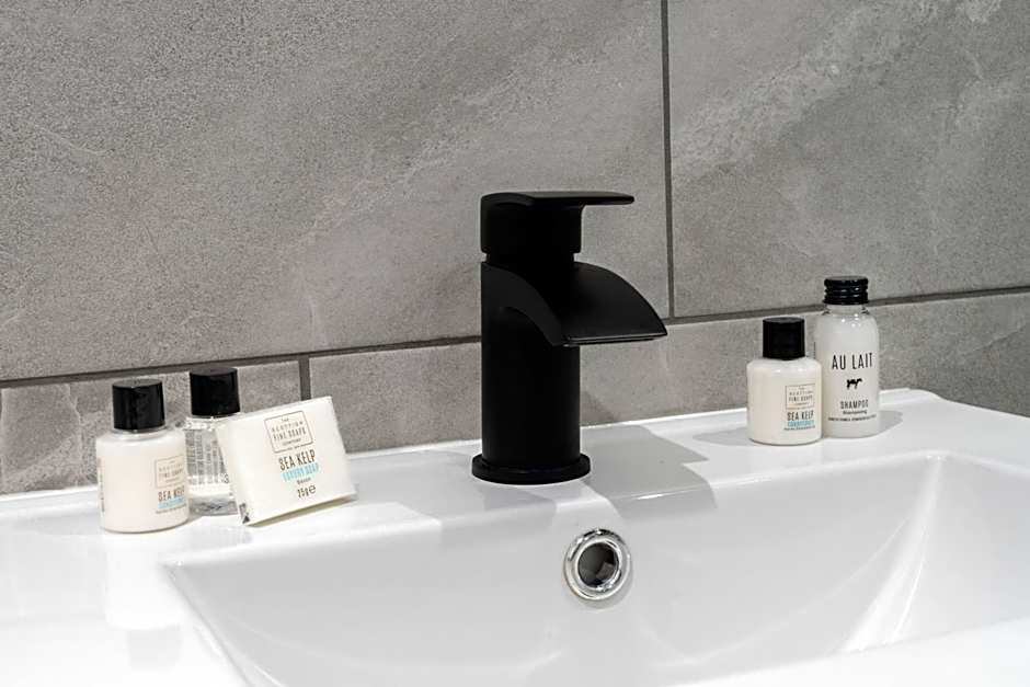 Studio & 1 Bedroom Apartments - PE1 - Contractor Friendly - Free Parking - Sofa Beds - Sky TV - Full Kitchen - Washer Dryer - WiFi