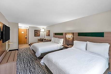 2 Queen Beds Suite Lake View Private Patio Access