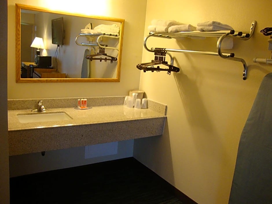 Econo Lodge Inn & Suites Jackson