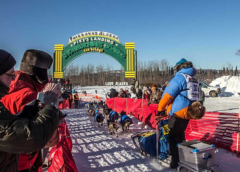 Pike's Waterfront Lodge