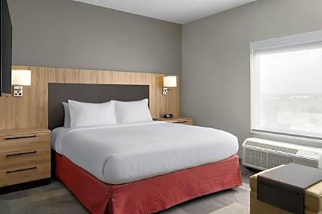 King Studio with Sofa Bed and Adapted Tub - Mobility Accessible