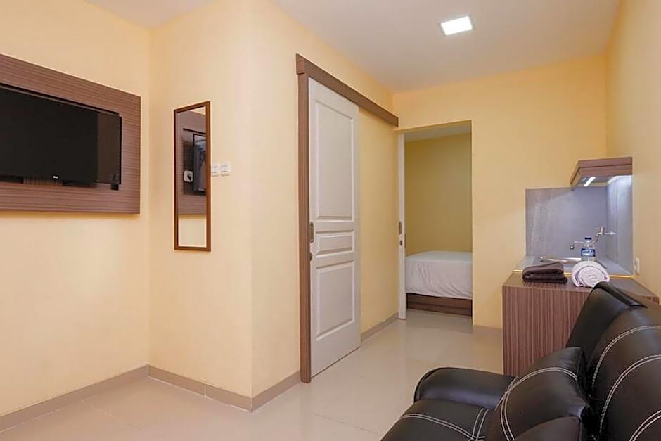 RedDoorz Plus near Paragon Mall Semarang