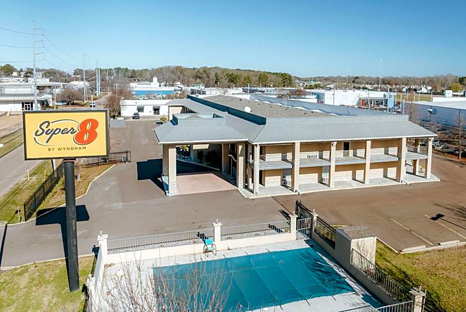 Super 8 by Wyndham Jackson MS Near the Fairgrounds