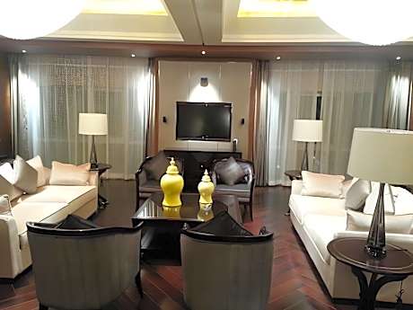 Presidential Suite 213 Sqm.separate Living Rm.dining Rm.kitchen Whirlpool.42inch Lcdtv.wi-fi.comp Bf