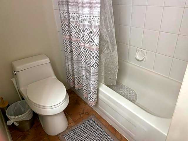 1BD+Den condo, with free parking in Downtown!