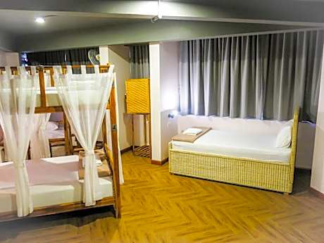 Private Room with 6 Beds & Shared External Bathroom