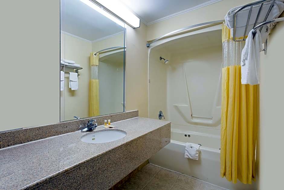 Days Inn by Wyndham Clinton