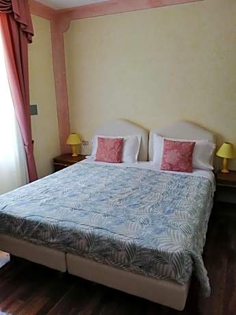 Double or Twin Room with Lake View