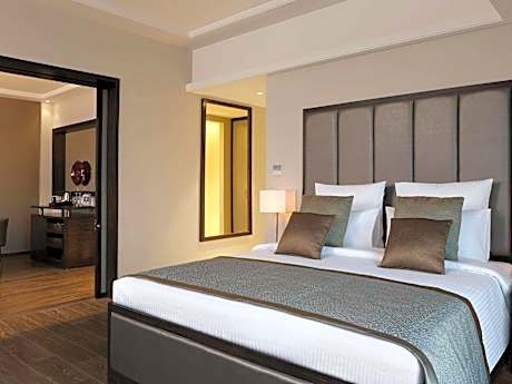 Deluxe Suite |  Unlimited imported liquor at the Premium Lounge (6–8 pm), tea/coffee from 10 am–10 pm, a 30-minute spa, one-way airport transfer, 20% off on F&B, Laundry and Transport